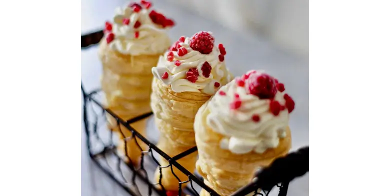 Puff pastry cornets filled with cream